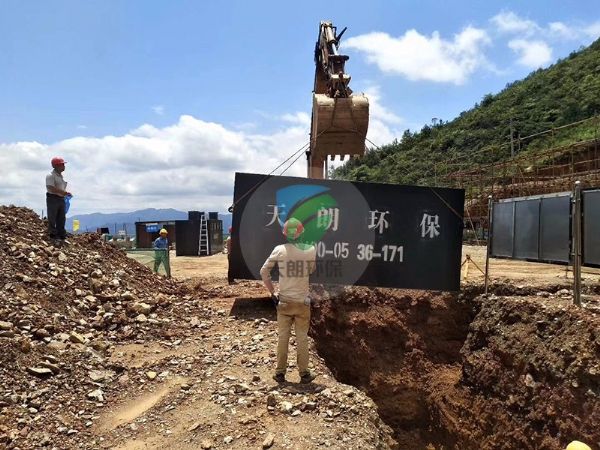 中國華電集團廣西風力發電站一體化設備安裝現場